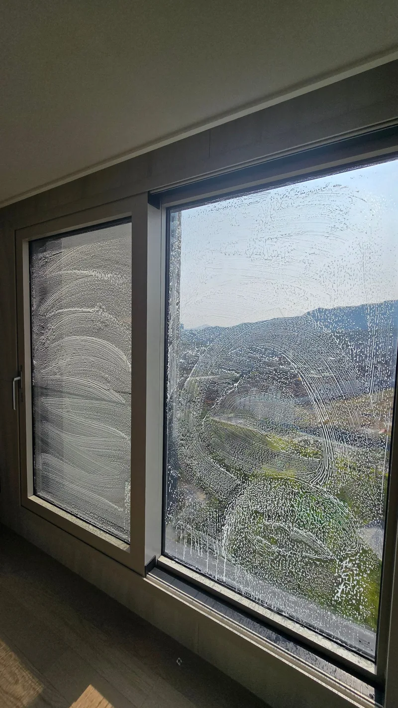 내창 유리에 세정제를 고르게 도포한 뒤 닦아내기