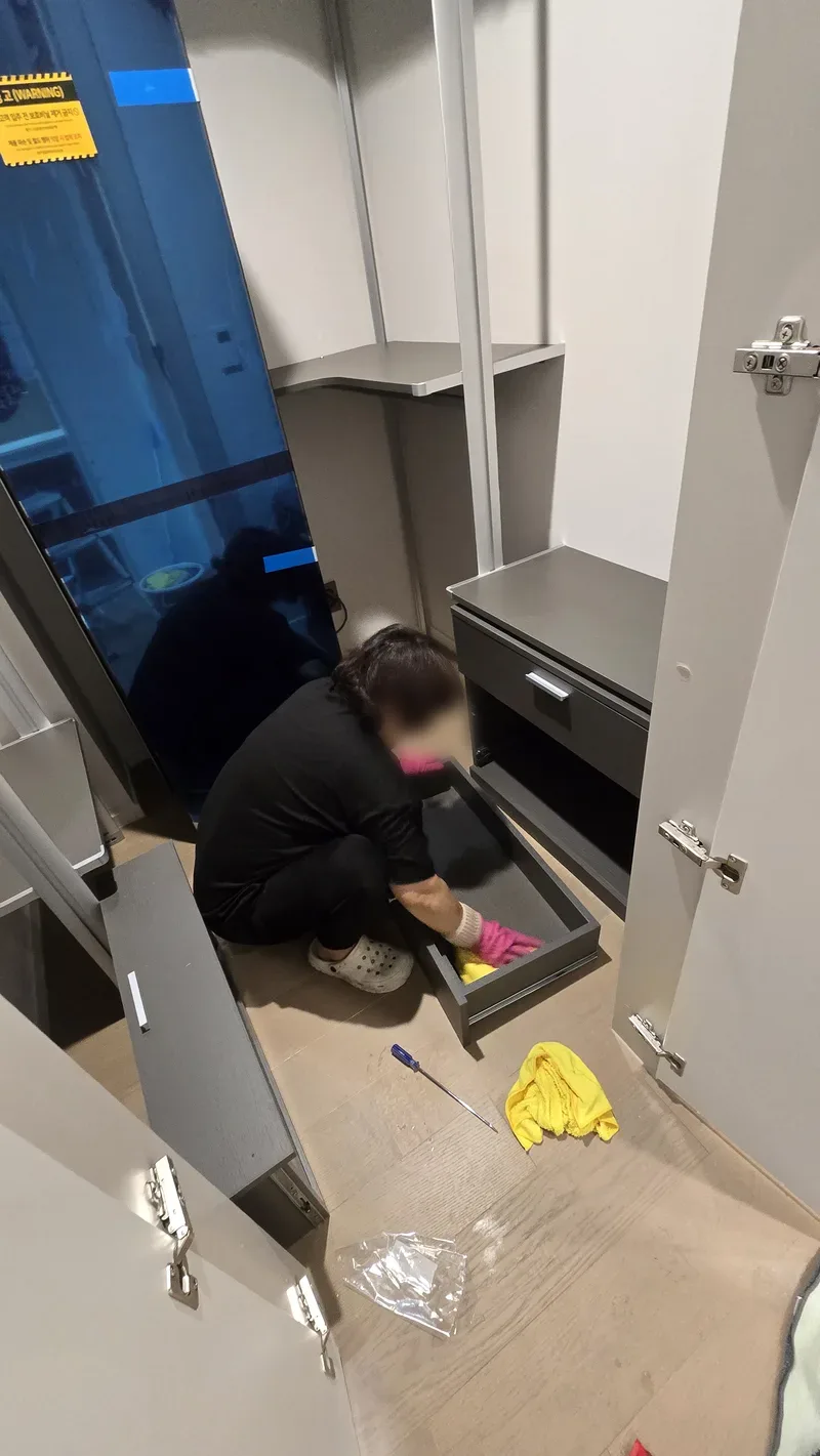 드레스룸 서랍 안쪽까지 닦기