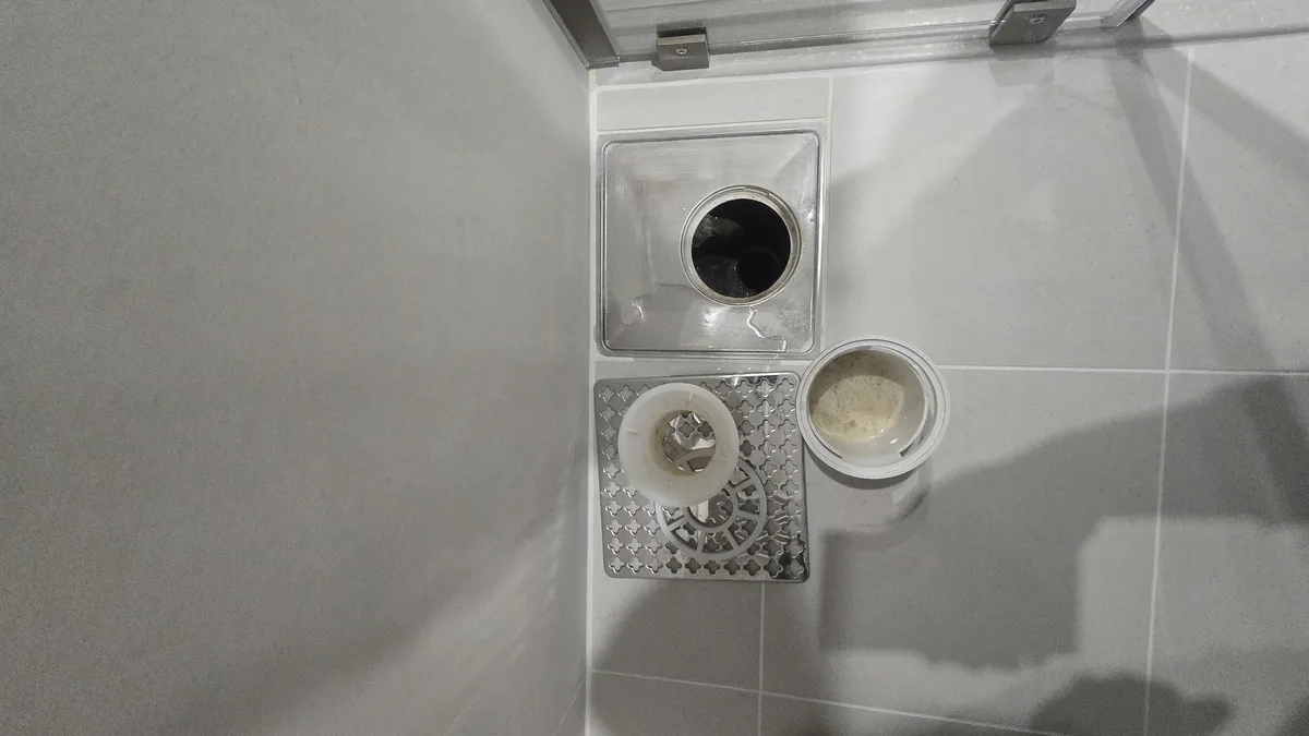 욕실 배수구 트랩을 분해해 안쪽 잔여물 제거