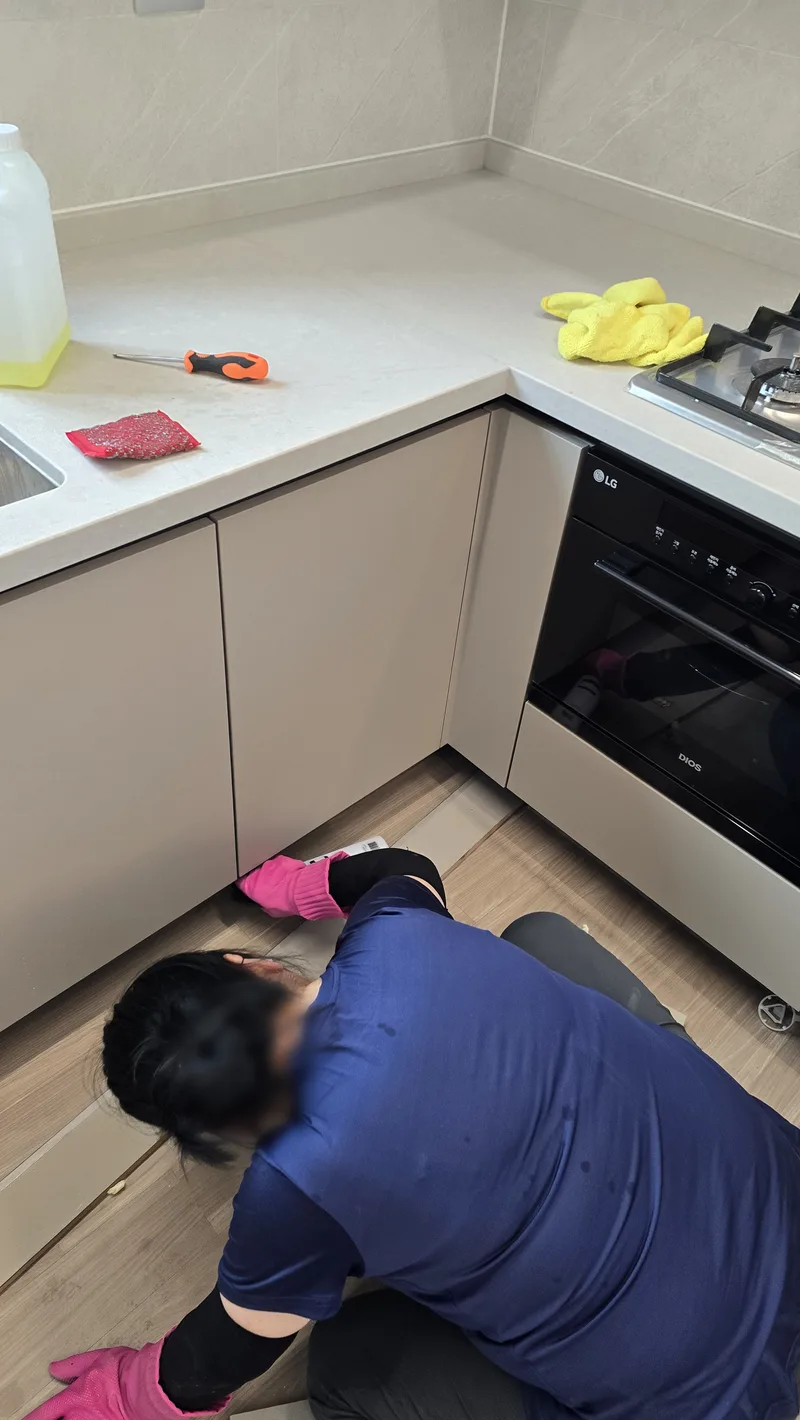 주방 하부장 아래쪽 틈까지 닦기