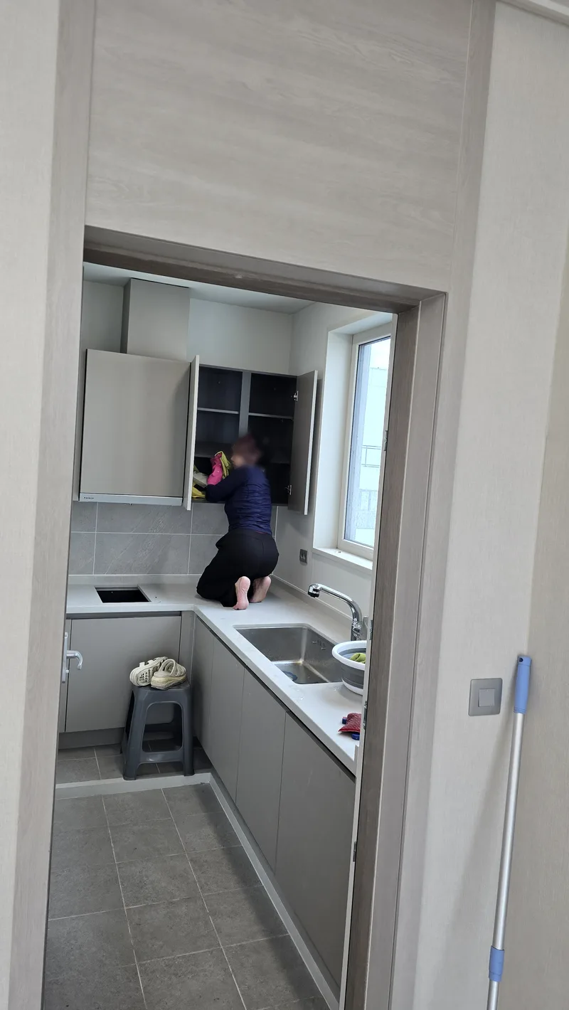 발판에 올라 상부장 안쪽까지 세척
