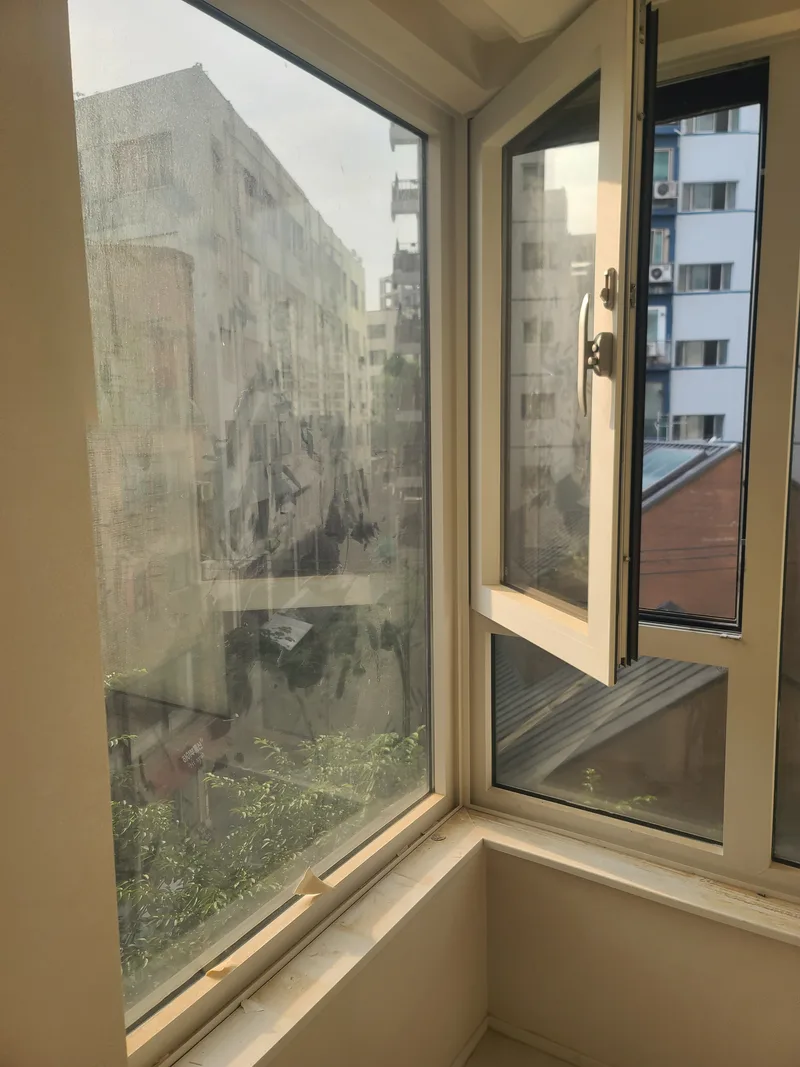 창 프레임과 유리까지 정리