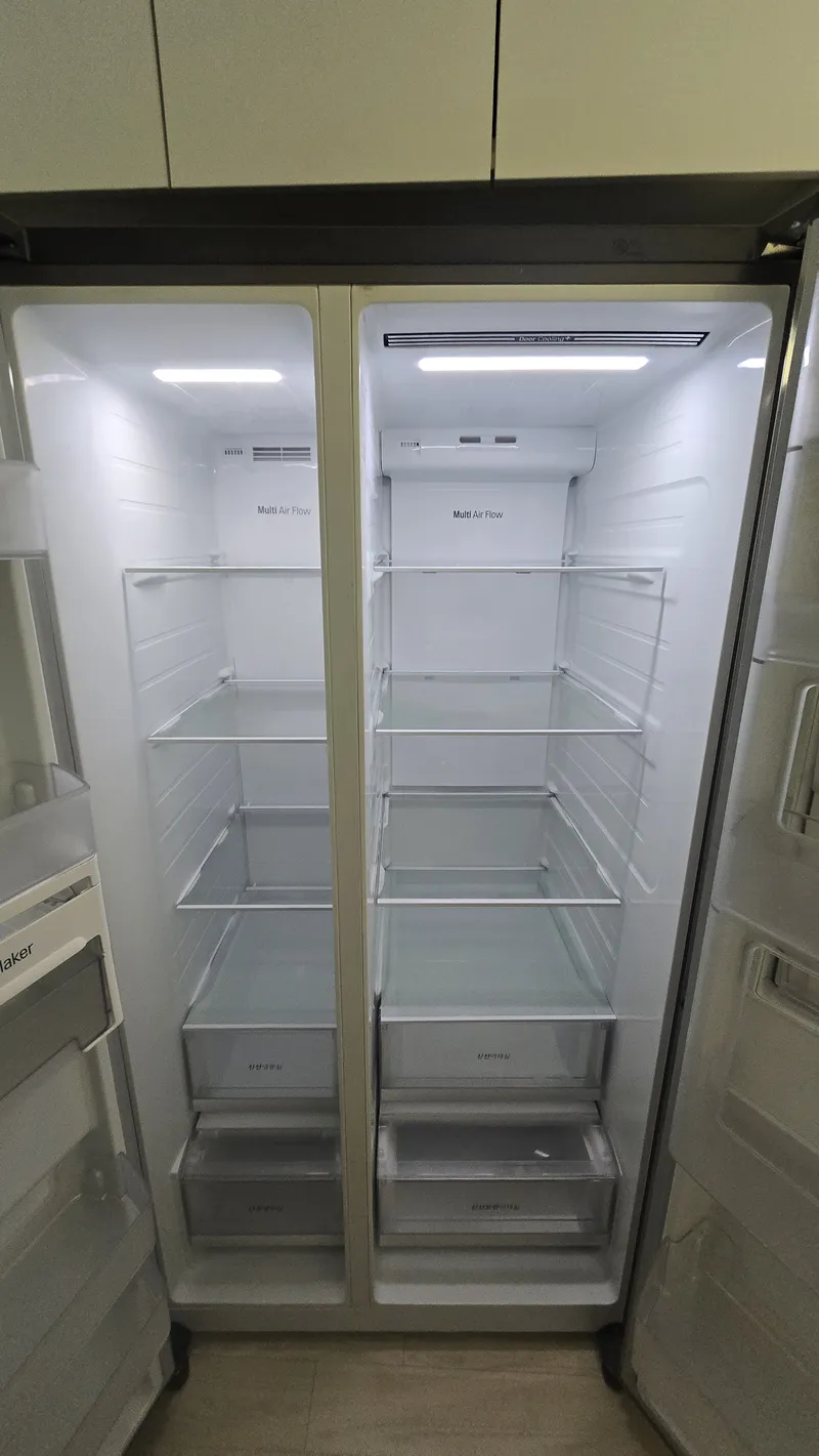 스팀 세척을 마친 냉장고 내부
