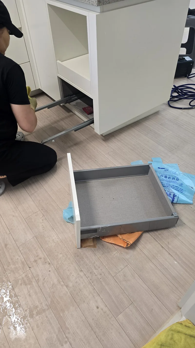 주방 서랍을 모두 분리해 안쪽까지 세척