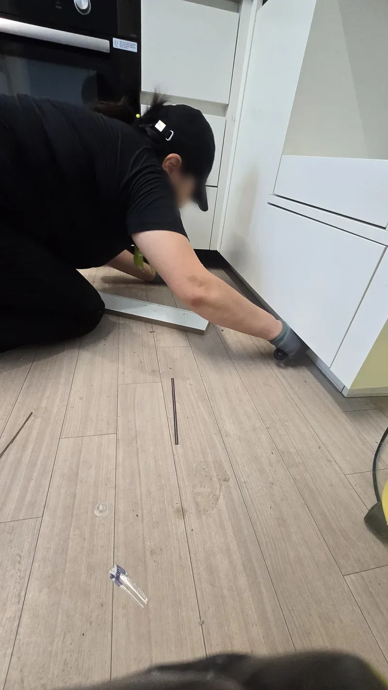 걸레받이를 떼어내고 하부 먼지 흡입