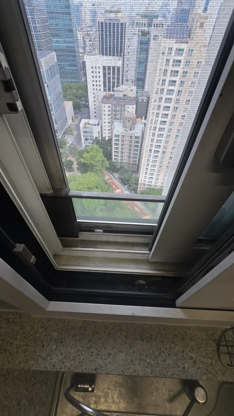 작업 전 — 창틀 레일에 쌓인 먼지