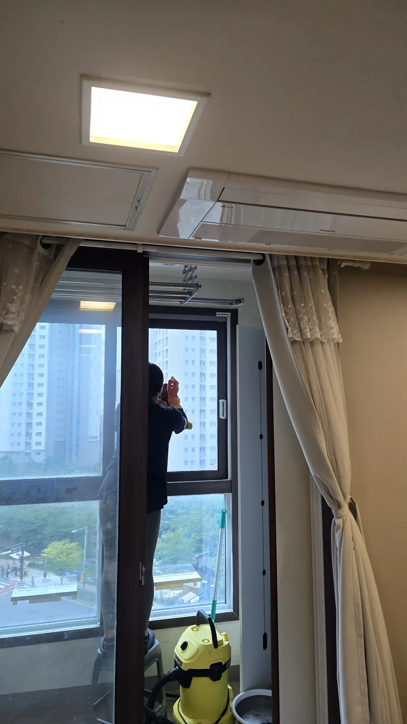 커튼을 젖히고 창 주변 세척
