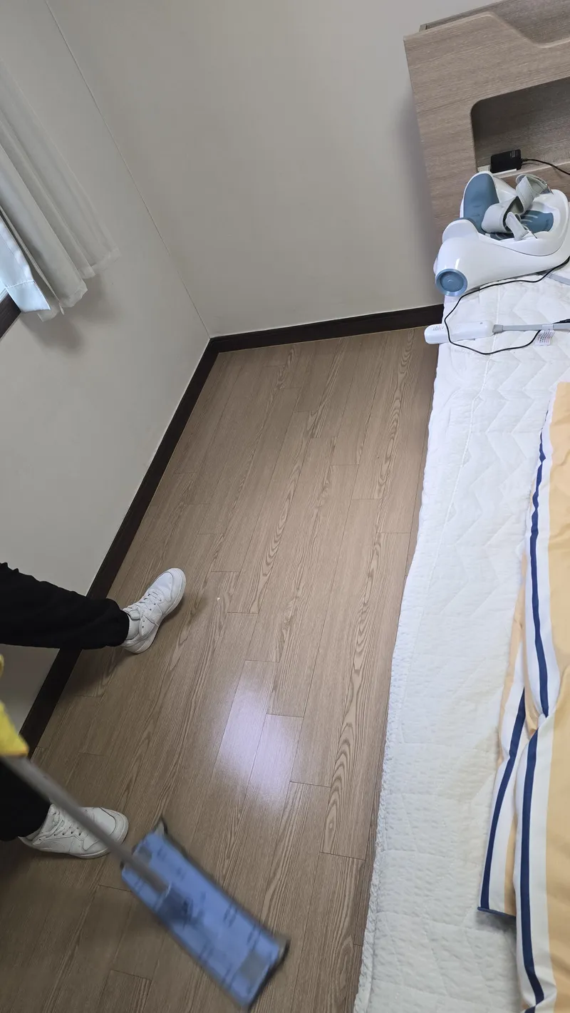 작업 후 — 물걸레로 마무리한 바닥