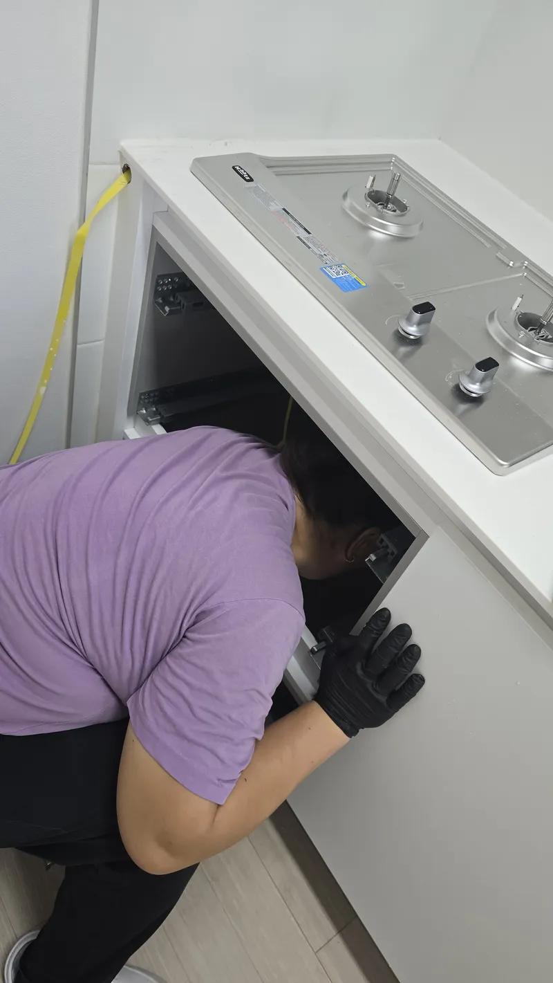 쿡탑 아래 하부장 안쪽까지 닦기