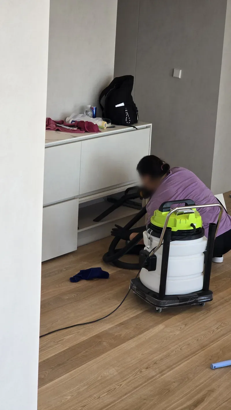 하부장 아래 틈까지 청소기로 분진 흡입