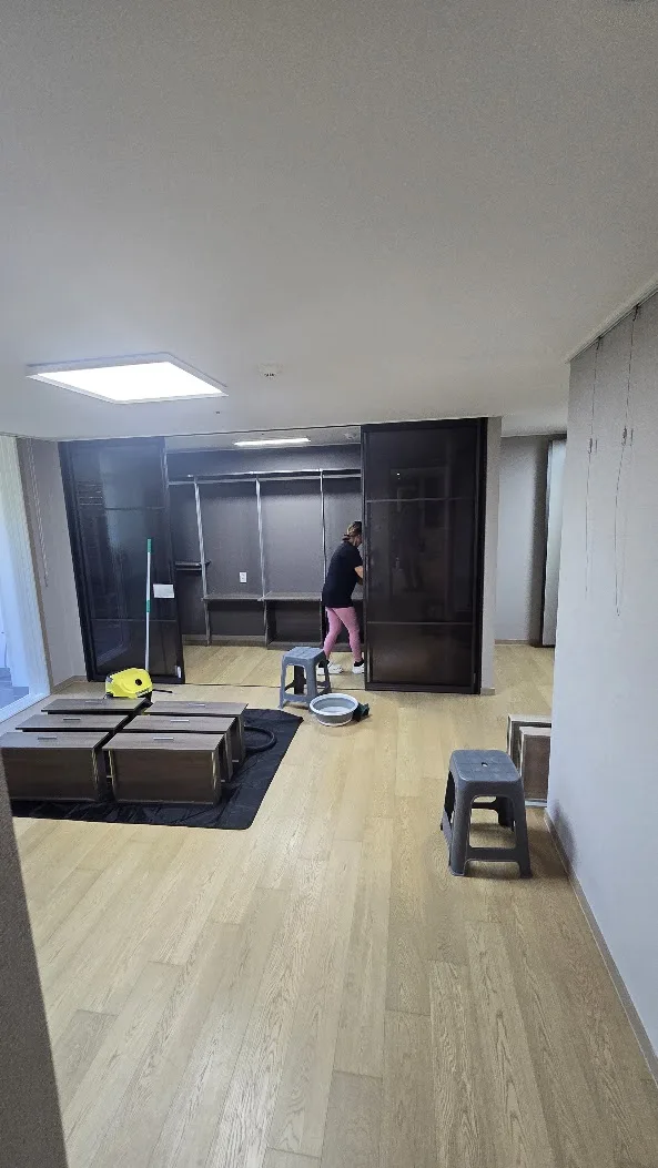 드레스룸 서랍을 모두 빼서 보양 위에 두고 안쪽 세척